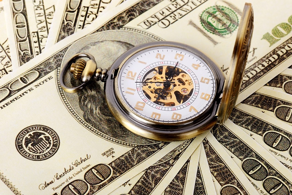Время деньги история. Часы и деньги. Время - деньги. Время деньги обои. Дизайн время деньги.